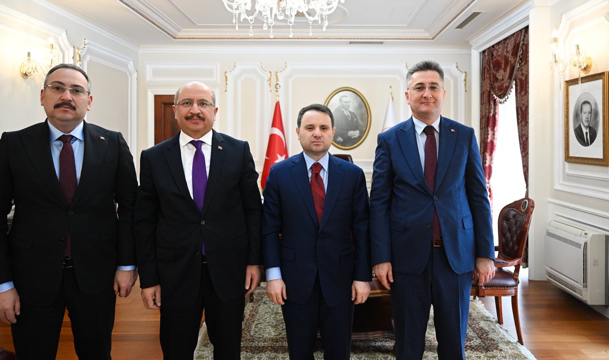 Adalet Bakanı Sayın Akın Gürlek’e makamında hayırlı olsun ziyaretinde bulunduk. 

Sayın Bakanımıza görevinde Cenab-ı Allah’tan muvaffakiyetler diliyor, devletimiz ve milletimiz için hayırlara vesile olmasını temenni ediyorum.

<a href="/adalet_bakanlik/">T.C. Adalet Bakanlığı</a> <a href="/abakingurlek/">Akın Gürlek</a>