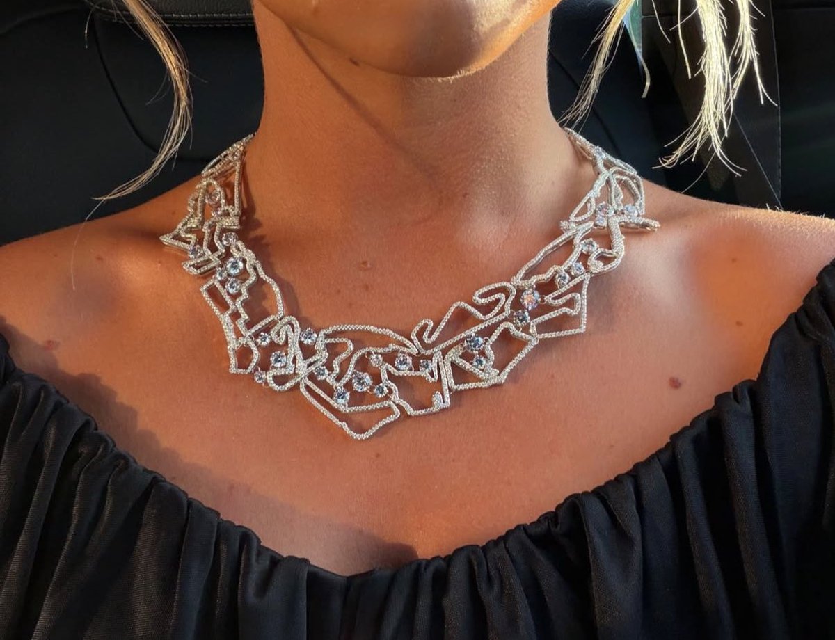 Hannah, la novia de Liam Lawson, usó en un evento un collar de diamantes que tiene esculpidos los circuitos de F1 🤩