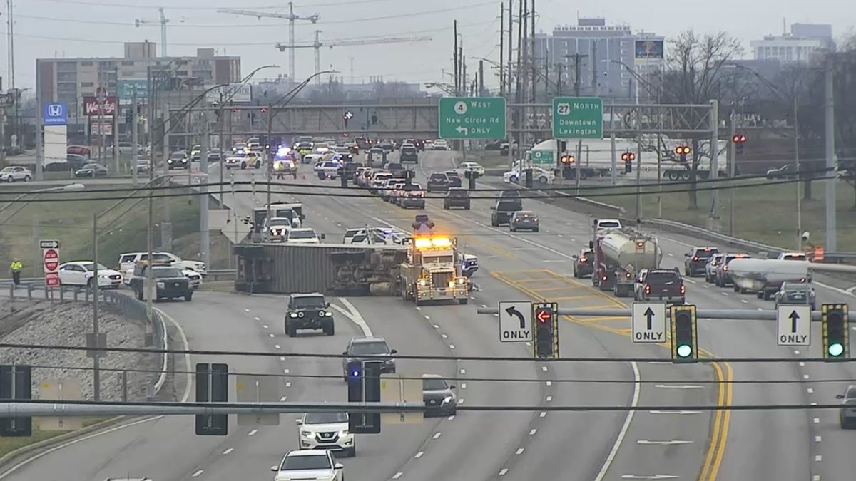 lexwrecks's tweet photo. UPDATE:
All outbound lanes of Nicholasville Rd at New Circle Rd are expected to remain closed for several hours as emergency officials continue at the scene of a semi on its side.
Traffic control is in place to direct outbound traffic to the inner loop of New Circle Rd. https://t.co/fpJvMAAWLI