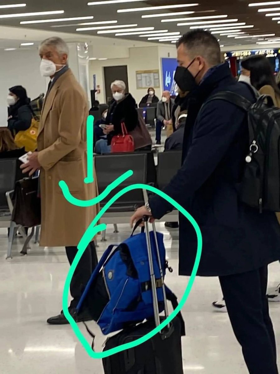 Calab6669230's tweet image. C'erano c'erano i dubbi cartonato
 📦⚫🔵 ..
infatti sarà #Doveri arbitrare #milaninter #derbymilano.. 
ti sblocco un ricordo di Doveri con la borsa, indovina che borsa è? 
Bandasciemmm Siete..