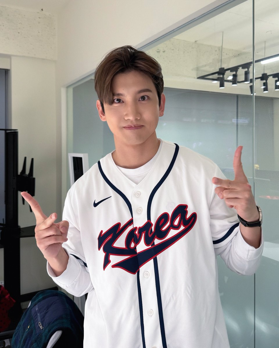 TVXQ's tweet photo. #TVING 팬덤중계 ⚾️🎤

#MAXCHANGMIN #최강창민
#TVXQ! #동방신기 #東方神起
#티빙스포츠 #팬덤중계 https://t.co/gcY8ZSNcO9