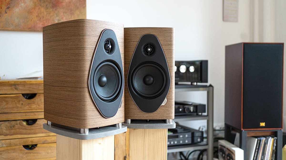 fairaudio_de's tweet photo. TEST Holz, Leder, Lautenform – das kennen wir von Sonus Faber. Doch was hat es mit dem Betonsockel auf sich, den die Italiener dieser Kompakten.. https://t.co/0xmTUrv9ju

#hifitest #hifi #test #fairaudio #highend #lautsprecher #kompaktbox #SonusFaber #SonettoIIG2 #AudioComponents https://t.co/4mwWeqX8GS