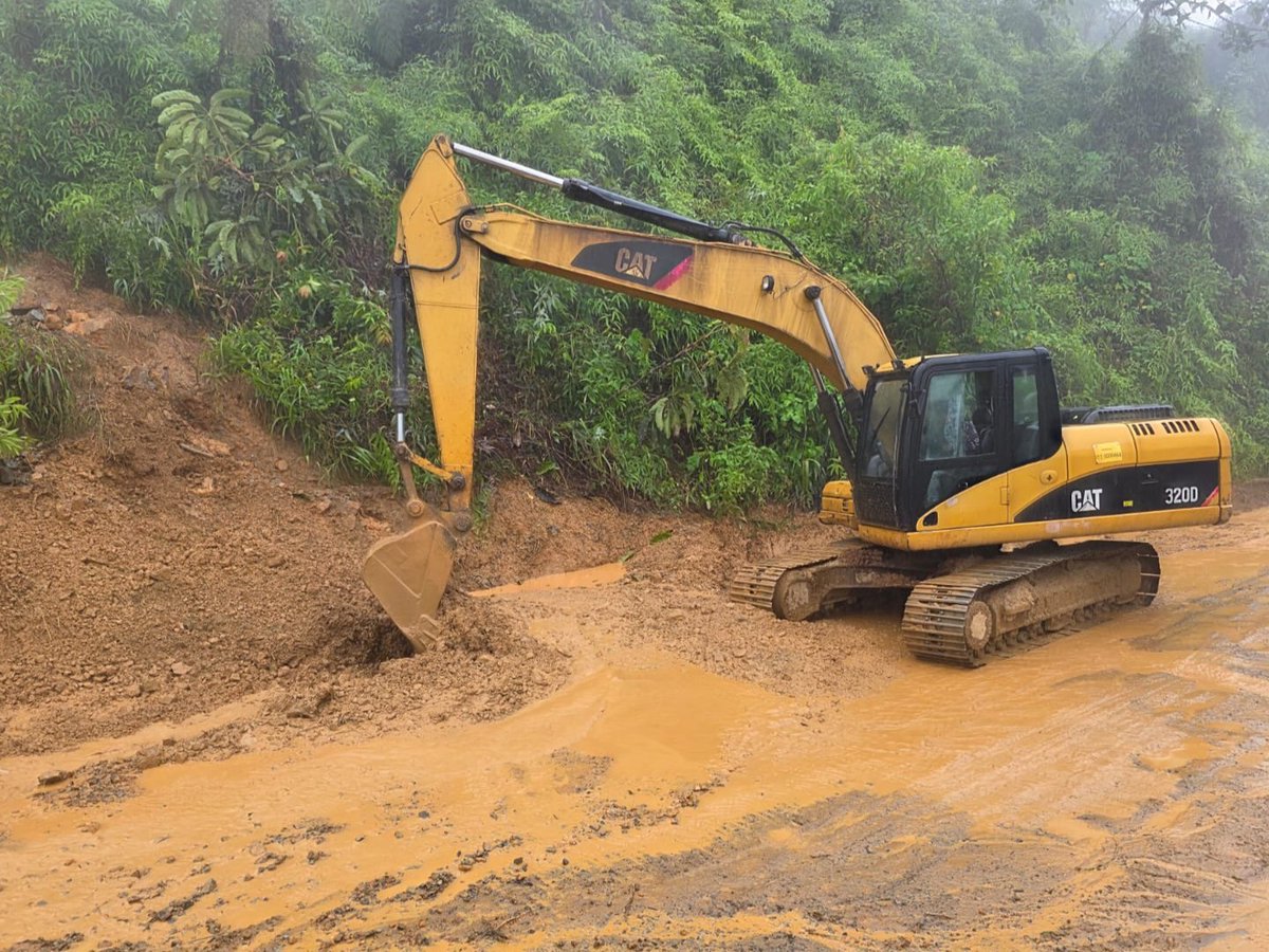 AzuayPrefectura's tweet photo. #EmergenciasViales 🚧

Tras los derrumbes presentados por las lluvias, habilitamos la vía en el sector Tres Banderas en Carmen de Pijilí. 👷🚜

🤝 Trabajamos para que las familias  puedan movilizarse y trasladar sus productos con tranquilidad. 🛻

#JotaLloretPrefecto https://t.co/1CMiNbari9