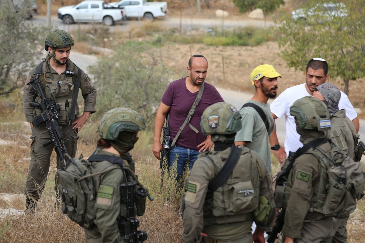בזמן שאתם שרצתם לממד:
״זמן קצר אחרי שפרצה המלחמה הצבא סגר את כל המחסומים ברחבי הגדה המערבית וחסם דרכים בין ערים וכפרים באמצעות שערי ברזל ותילי עפר. כמו כן, הותקנו שערי ברזל חדשים במקומות שבהם לא היו כאלה בעבר, ומתנחלים סגרו באמצעות דחפורים דרכים מאולתרות״
mekomit.co.il/%d7%94%d7%92%d…