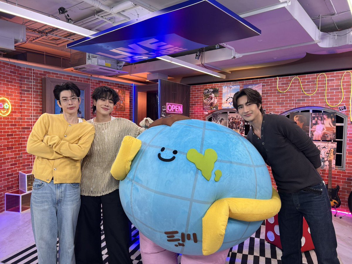 GMMTV's tweet photo. #GMMTVLiveHouse วันนี้!
พบกับ "ออฟ" และครอบครัว "เอิร์ท มิกซ์ และ MR.SATURNWORLD" ใครที่ทิ้งเบอร์ไว้ มารอรับสายกันด้วยนะค้าบบบ

YT : https://t.co/mxBV3IoAxx
TT : https://t.co/ol1y9oCIPy

GMMTV Live House ทุกวันอังคาร และ พฤหัสบดี
เวลา 21:30 น. ทาง Youtube และ TikTok : GMMTV
#GMMTV
@off_tumcial @Earth_Pirapat @wixxiws @mrstnwrd_GMMTV