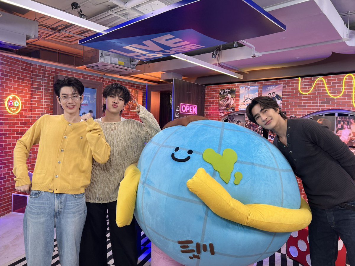 GMMTV's tweet photo. #GMMTVLiveHouse วันนี้!
พบกับ "ออฟ" และครอบครัว "เอิร์ท มิกซ์ และ MR.SATURNWORLD" ใครที่ทิ้งเบอร์ไว้ มารอรับสายกันด้วยนะค้าบบบ

YT : https://t.co/mxBV3IoAxx
TT : https://t.co/ol1y9oCIPy

GMMTV Live House ทุกวันอังคาร และ พฤหัสบดี
เวลา 21:30 น. ทาง Youtube และ TikTok : GMMTV
#GMMTV
@off_tumcial @Earth_Pirapat @wixxiws @mrstnwrd_GMMTV
