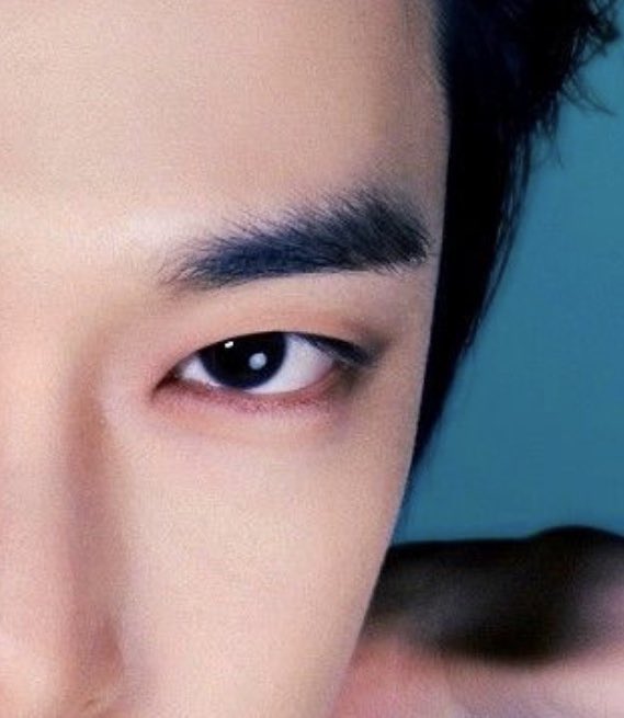 เอาจีง หน้าโดยองคือเกร๋มากอะ ถ้ามองแค่ฝั่งใดฝั่งหนึ่งก็จะให้ความรู้สึกที่แตกต่างกันไปเลย ฝั่งขวาตาจะหวาน กลมโต ดูดื้อหน่อย ส่วนฝั่งซ้ายตาเฉี่ยว ๆ ดูดุนิดนึง นี่ชอบมากอะ !