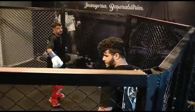 Çirkin ve tehlikeli...
#kickboxing