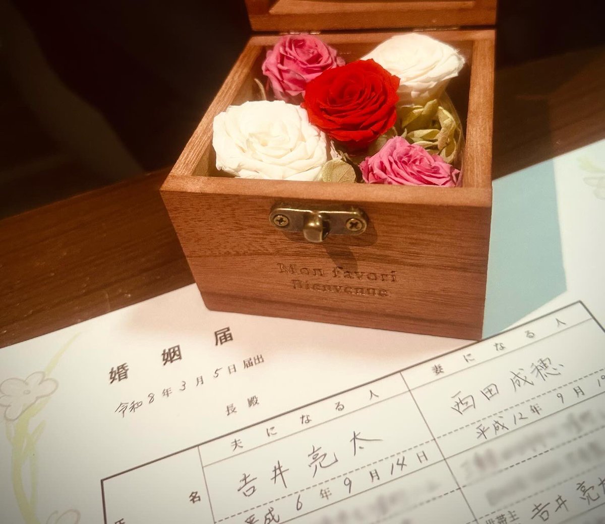 chapachingboy's tweet photo. 【ご報告】
本日、最高の吉日に入籍しました💍
たくさん愛情を注ぎ合いながら、夫婦として頑張っていきます☺︎
そして、最愛の妻を全力で守ります
夫婦共々、これからもよろしくお願いしますˊᵕˋ https://t.co/yG8hnUEFwM