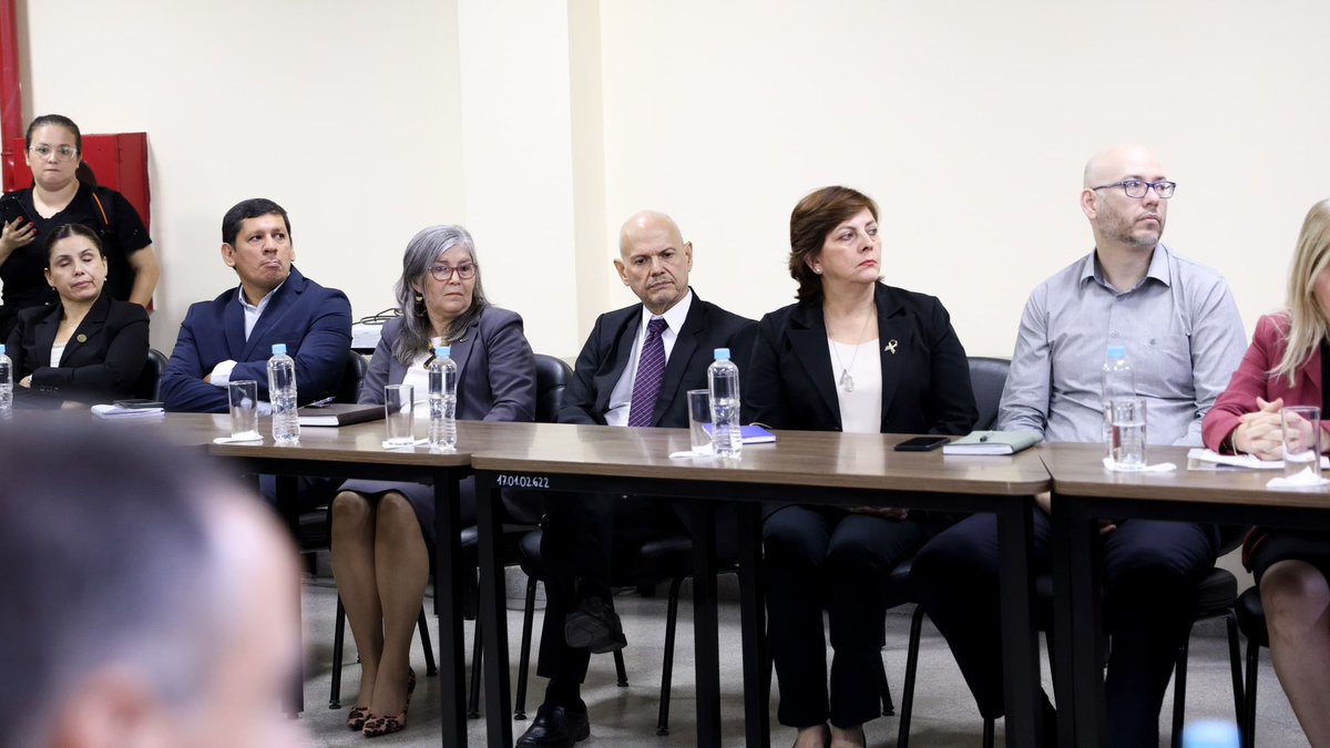 contraloriapy's tweet photo. 📌Hoy, en el edificio CEDEFO de nuestra institución, se llevó a cabo un taller con el objetivo de socializar observaciones recurrentes y establecer lineamientos comunes para fortalecer la efectividad y correcta ejecución del Programa Hambre Cero.📊🔍

➡️El encuentro fue encabezado por el contralor general, Dr. @camilobenitez23 junto al ministro del @MDSParaguay, @tadeorojasm y contó con la participación del subcontralor general, Dr. @augustojfpaiva, y de representantes de la INAN, @Miticpy, @magparaguay, @agpepy y funcionarios de la institución.🇵🇾💪🏼