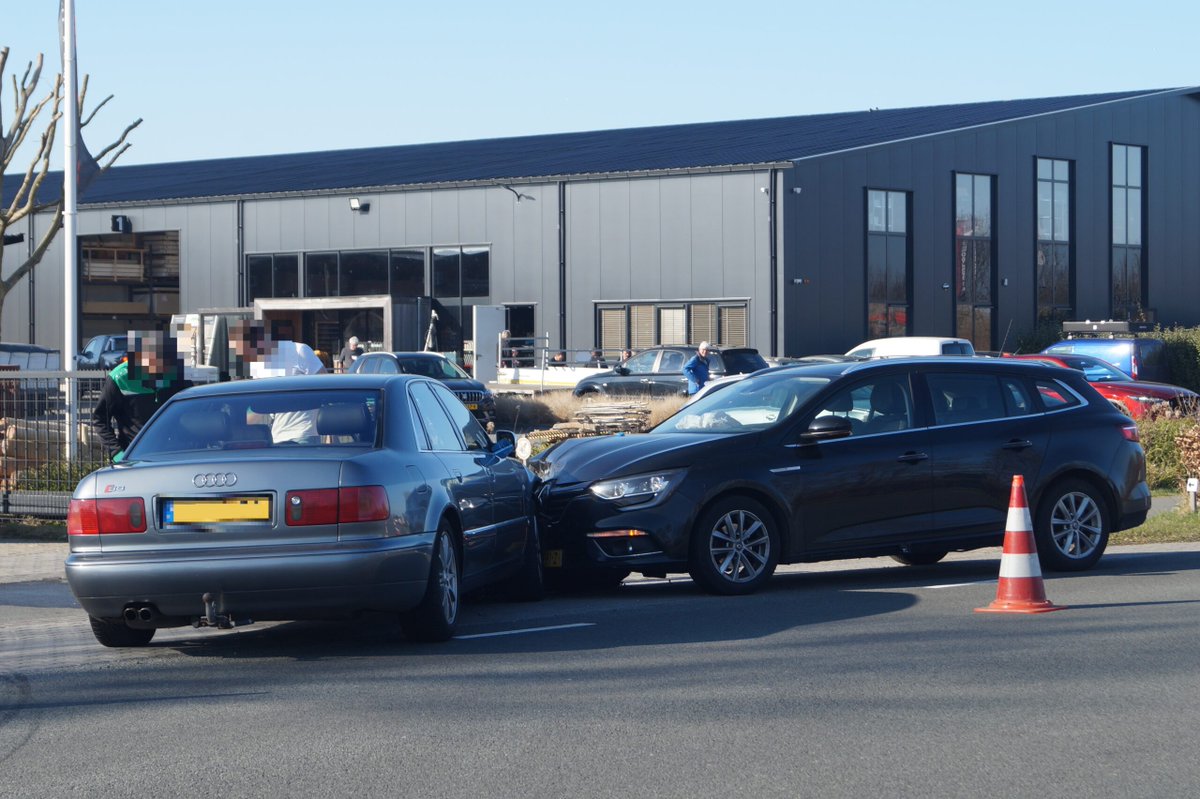 Auto's in botsing op Woudweg bij Noardburgum