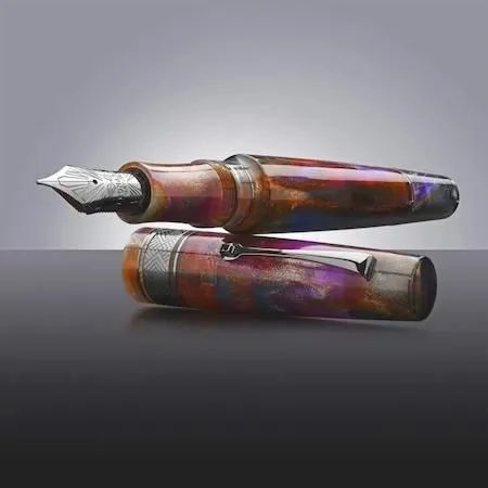 限定225本！ジョナサン・ブルックスとコラボレーションした幻想的な色合いが美しい特別モデル！レオナルド 万年筆 限定品 スーパーノヴァ プライマリーマニュピレーション 5 ルテニウムトリム 2025 14金ニブ（ニブサイズ#6）
inheritpen.com/?pid=187293492

ブランド万年筆専門店インヘリットペン