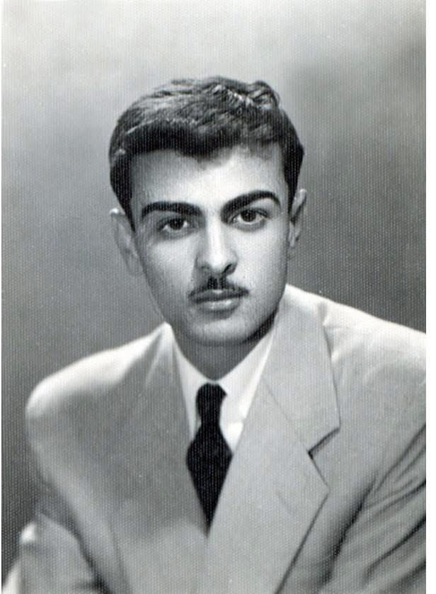 ماجد الشبل 
( محمد عبدالله الشبل )
أيقونة التلفزيون السعودي 
إرث إعلامي ومدرسة 

•• مع قرب الذكرى العاشرة لرحيل المذيع القدير  محمد عبدالله الشبل الذي اشتهر بإسم ماجد الشبل – رحمه الله – (11 مايو 2016) تعود إلى الذاكرة صورتان جميلتان جمعَتني به، في زمنٍ كانت فيه الشاشة الصغيرة