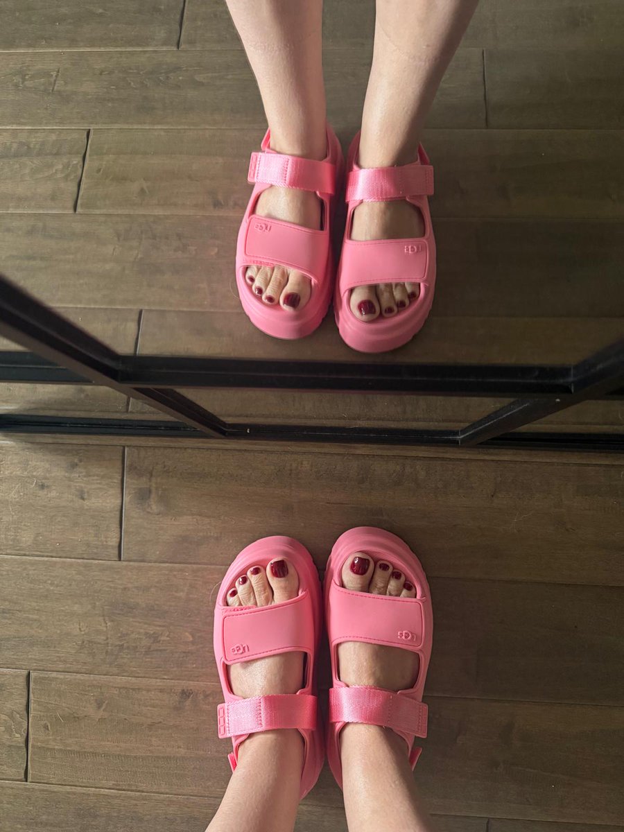 eby070676's tweet photo. Any chance to switch the season??? #feetfetısh #feetlove #toesinsandals We crave for summer @S3xy_FemaleFeet @kinkyfuntoronto @rt_domm and more on https://t.co/wShl0wZget https://t.co/Z1rsxWcyAL