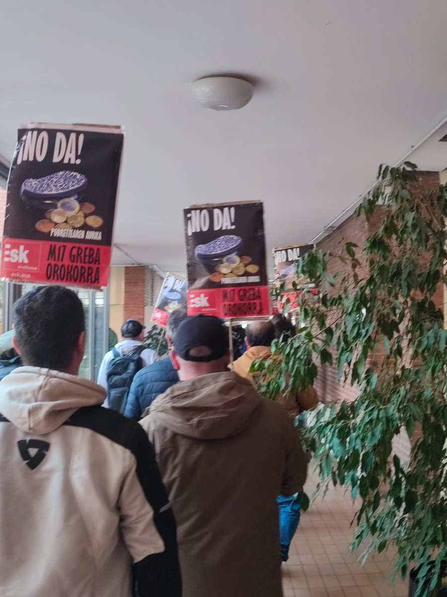 ESKsindikatua's tweet photo. Hoy en Gasteiz hemos protestado ante Lanbide para denunciar que el empobrecimiento de la clase trabajadora no se explica unicamente por los bajos salarios, sino también por la insuficiencia de ... https://t.co/mzNUnOqH7g