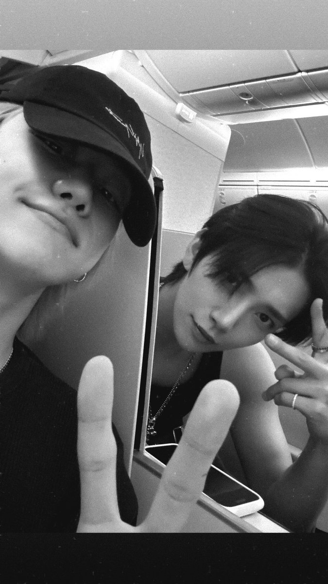 shujithinker's tweet photo. minghao weverse update with JOSHUA #조슈아 #JOSHUA 

HELLO? https://t.co/wHhKfgEmRQ