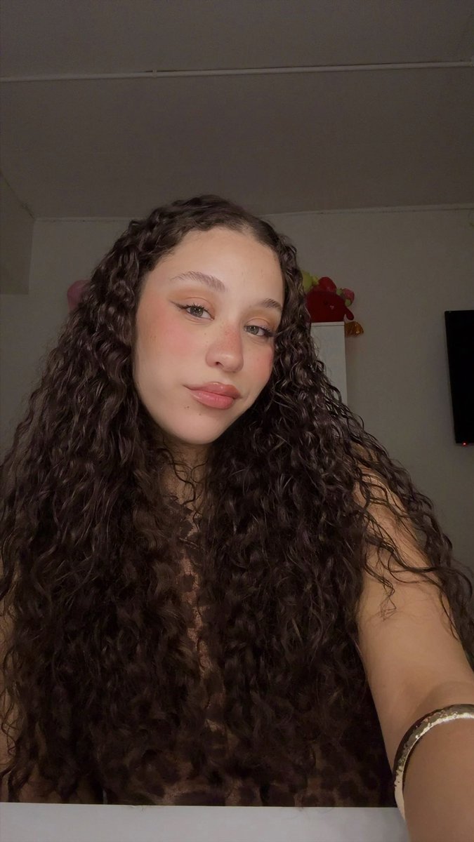 shaix333's tweet image. the fact i was insecure about my curly hair at one point #crazy