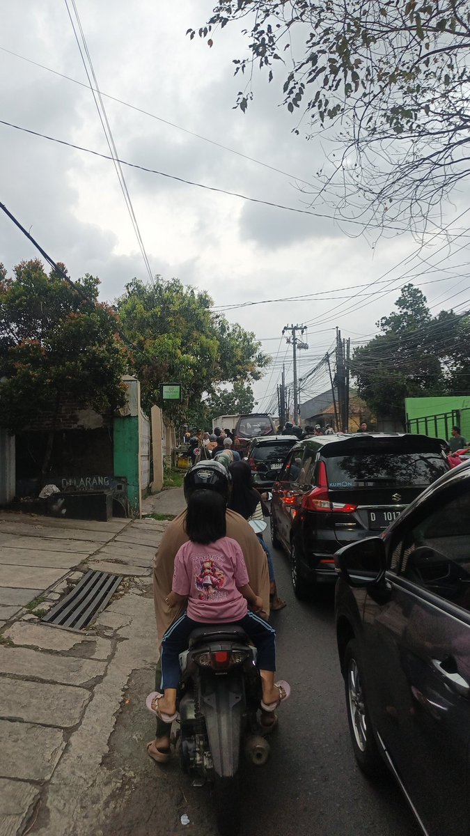 byabiw's tweet photo. Potret sore hari di Bandung Timur

Pabelit pokona mah nu balik gawe jeung war takjil. https://t.co/wWjIPJFHms
