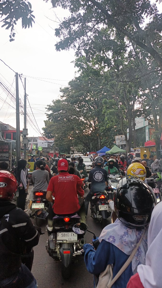 byabiw's tweet photo. Potret sore hari di Bandung Timur

Pabelit pokona mah nu balik gawe jeung war takjil. https://t.co/wWjIPJFHms