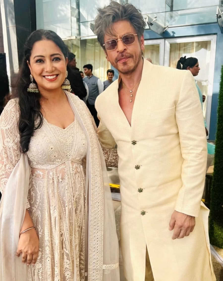 TeamSRKWarriors's tweet photo. More stunning glimpses of Shah Rukh Khan and his family from Arjun Tendulkar’s wedding earlier today ❤️

#ShahRukhKhan https://t.co/1NpPFOgSva