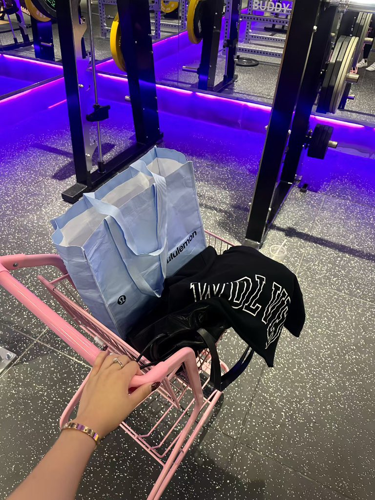 今晚有点饿 tweet media