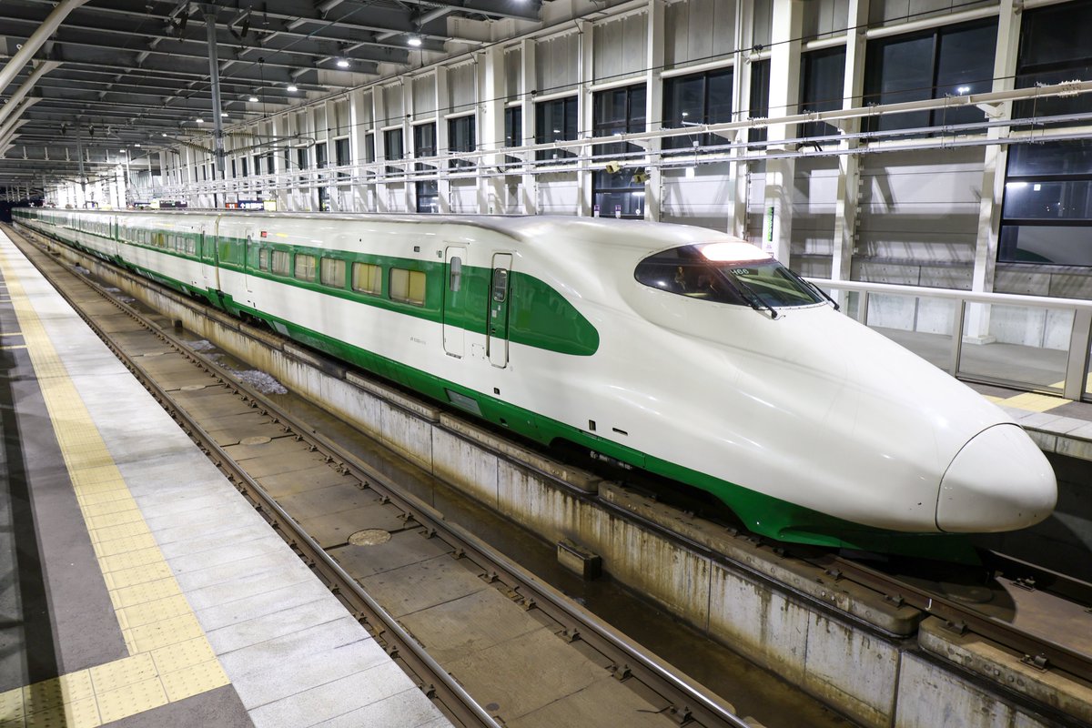 takoyaki_train7's tweet photo. 2026.3.5
試運転
E2系9000番台H66編成
回送
H5系H4編成
新函館北斗駅にて

ついに200系カラーが北海道新幹線で本線走行！
J66からH66に、1000番台から9000番台に改番されていました〜
初回からH編成同士の並びが実現！ https://t.co/PuRJWxQxPI