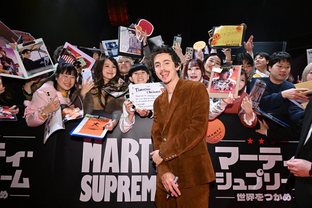 martysupreme_jp's tweet photo. ⌁⌁⌁⌁⌁⌁⌁
#マーティシュプリーム 
ジャパンプレミア開催しました🇯🇵
⌁⌁⌁⌁⌁⌁⌁

集まったファンの大熱狂にティモシー&サフディ監督&川口選手も感激🌟
さらに！サプライズゲスト・窪塚洋介さんが「特製熊手」をティモシーにプレゼント🎁
イベントの様子は後日レポートをアップします🆙

本日ご来場いただいた皆様、
また配信をご覧いただいた皆様、
ありがとうございました🏓
感想は #マーティに胸アツ で投稿してください！！

生配信は終了しましたが、後日アーカイブを配信予定ですのでおたのしみに🌟

明日からTOHOシネマズ シャンテで1週間先行上映スタート！
そしていよいよ来週13日(金)日本公開です🔥

@kooutoo2525 
★★★ ━━━━━━━━━━━━━
『マーティ・シュプリーム 世界をつかめ』
3.13(Fri)公開🏓ㅤ
━━━━━━━━━━━━━ ★★★