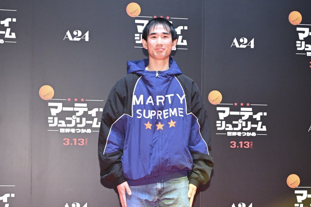 martysupreme_jp's tweet photo. ⌁⌁⌁⌁⌁⌁⌁
#マーティシュプリーム 
ジャパンプレミア開催しました🇯🇵
⌁⌁⌁⌁⌁⌁⌁

集まったファンの大熱狂にティモシー&サフディ監督&川口選手も感激🌟
さらに！サプライズゲスト・窪塚洋介さんが「特製熊手」をティモシーにプレゼント🎁
イベントの様子は後日レポートをアップします🆙

本日ご来場いただいた皆様、
また配信をご覧いただいた皆様、
ありがとうございました🏓
感想は #マーティに胸アツ で投稿してください！！

生配信は終了しましたが、後日アーカイブを配信予定ですのでおたのしみに🌟

明日からTOHOシネマズ シャンテで1週間先行上映スタート！
そしていよいよ来週13日(金)日本公開です🔥

@kooutoo2525 
★★★ ━━━━━━━━━━━━━
『マーティ・シュプリーム 世界をつかめ』
3.13(Fri)公開🏓ㅤ
━━━━━━━━━━━━━ ★★★