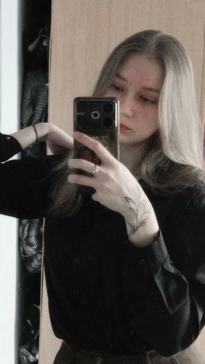 yeosangswofty's tweet photo. я специально отыскала здесь старую фотографию и ту, что сделала ну осенью где-то.. ну ладно. пусть будет https://t.co/Qc35fghUTq