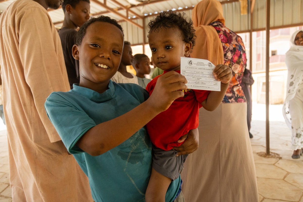إنجاز هام للأطفال في #السودان

أعلن السودان رسمياً نهاية تفشي #الكوليرا، وهو إنجاز هام تتحقق على الرغم من استمرار الصراع

وهذا بفضل الجهود المتكاملة التي قادتها وزارة الصحة السودانية، بدعم من اليونيسف والشركاء: تضمن توفير مياه نظيفة وتعزيز النظافة وتوفير اللقاحات لحماية المجتمعات
