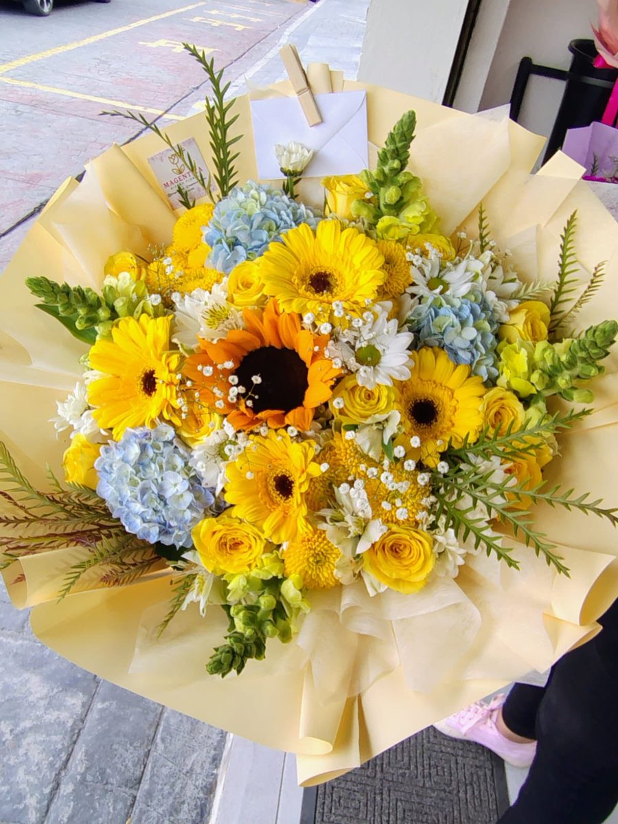 Ayer vino a mi casa, cenó con mi familia y me trajo flores 🥰
El sueñoooooo 🥹❤️