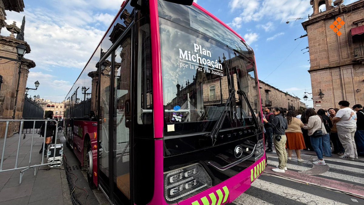 Quadratin_'s tweet photo. 🚍Así luce el nuevo #Morebus. 🚌

Proyecto del @GobMich para mejorar la movilidad ya inició su primera etapa. ​🛞​

Habrá cierres parciales y ajustes viales, mantente pendiente de las rutas alternas 🚦👇

📸: Alejandra Macedo/Quadratín Michoacán. https://t.co/tV1GoQQ3MB