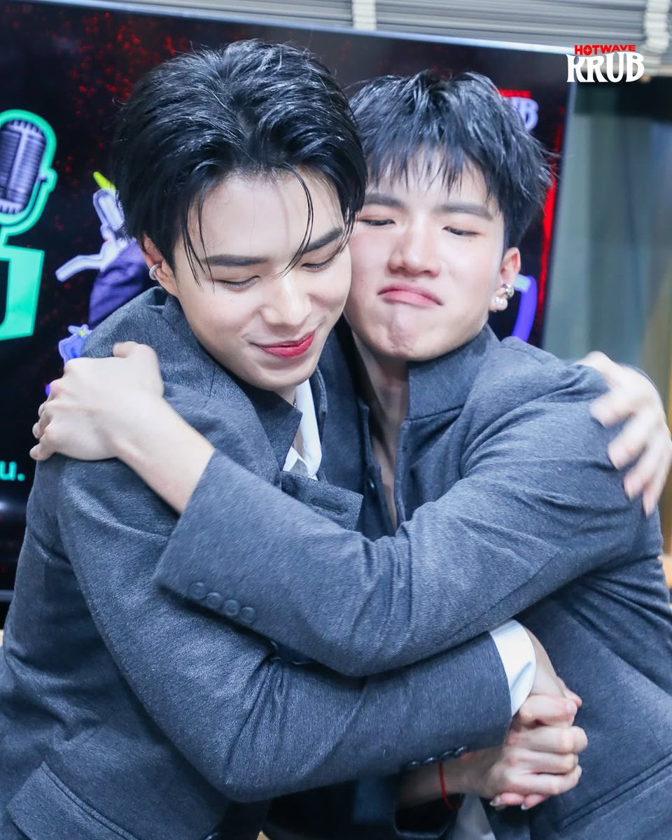 รักกันจริงป่ะ สองคนนี้ 😀

HOTWAVE KRUB X CLOVER  

#BadBoyNoDo_PressTour
#20aungpao #Keenkeno