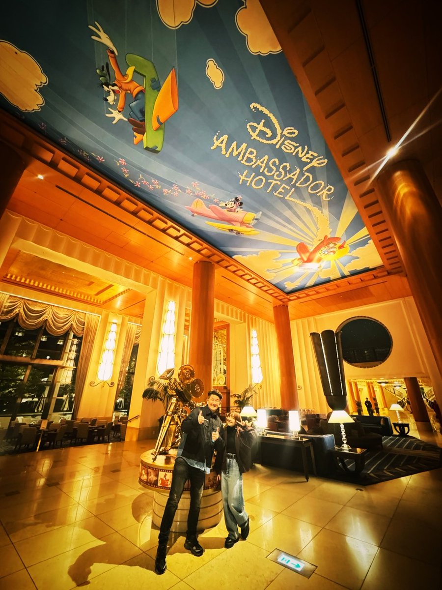 今宵も小此木麻里さんとDisneySong🏰🎶🏰

ロビーのスタッフさんが写真を撮ってくださいました📷️✨✨素早く素敵なアングルでパシャリ！！流石だなぁ〜写真見て思わず声出ちゃいましたw
そして、そのままマジックを披露🪄
やっぱり、、夢の国は素敵でした💫