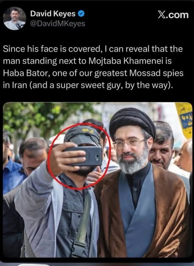 «از آنجا که صورتش پوشانده شده، می‌توانم فاش کنم مردی که کنار Mojtaba Khamenei ایستاده، هابا باتور است؛ یکی از بزرگ‌ترین جاسوس‌های Mossad ما در ایران (و البته آدم خیلی مهربانی هم هست!).»