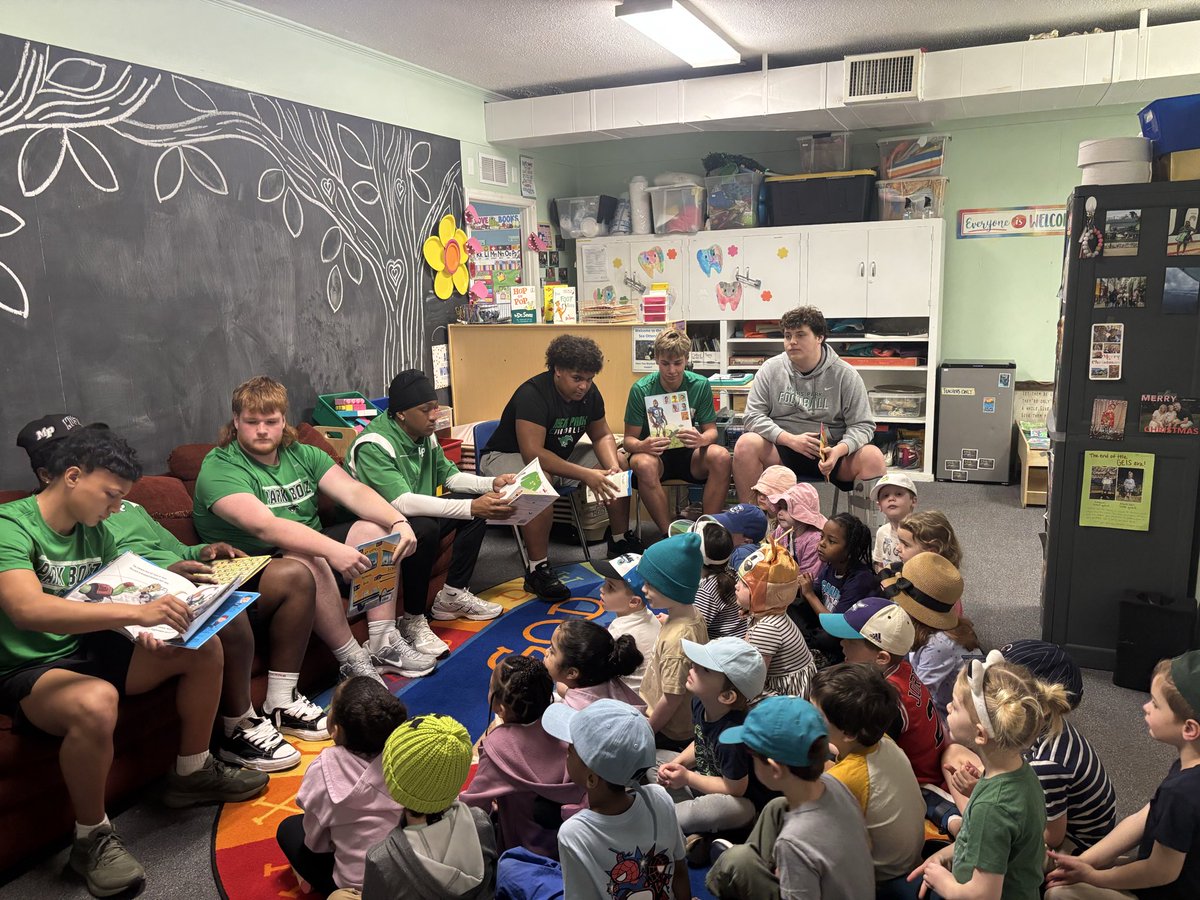 MyersParkHS's tweet photo. Reading time at Park Road Baptist Church this morning!  💚💚💚 https://t.co/ghiKJkNE80
