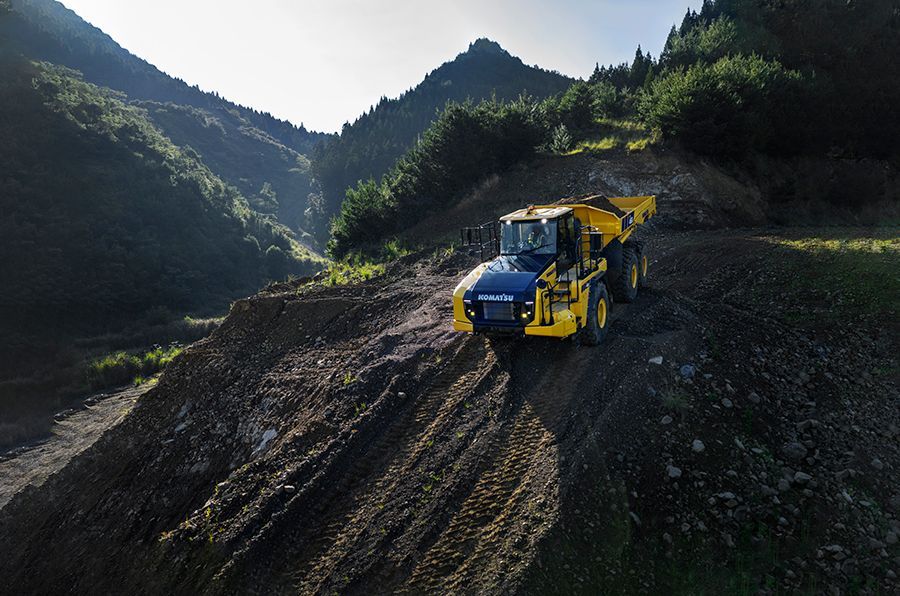 McHaleKomatsu's tweet image. The next generation Komatsu Articulated Dump Trucks are here!

Engine Power: 518 HP @ 1700 rpm
Empty Weight: 32,900 kg
Body Capacity Heaped: 25.7 m³
Max. Payload: 42 t 

Learn more: bit.ly/3N5xwGz

#creatingvaluetogether #mchalekomatsu #komatsu #HM460