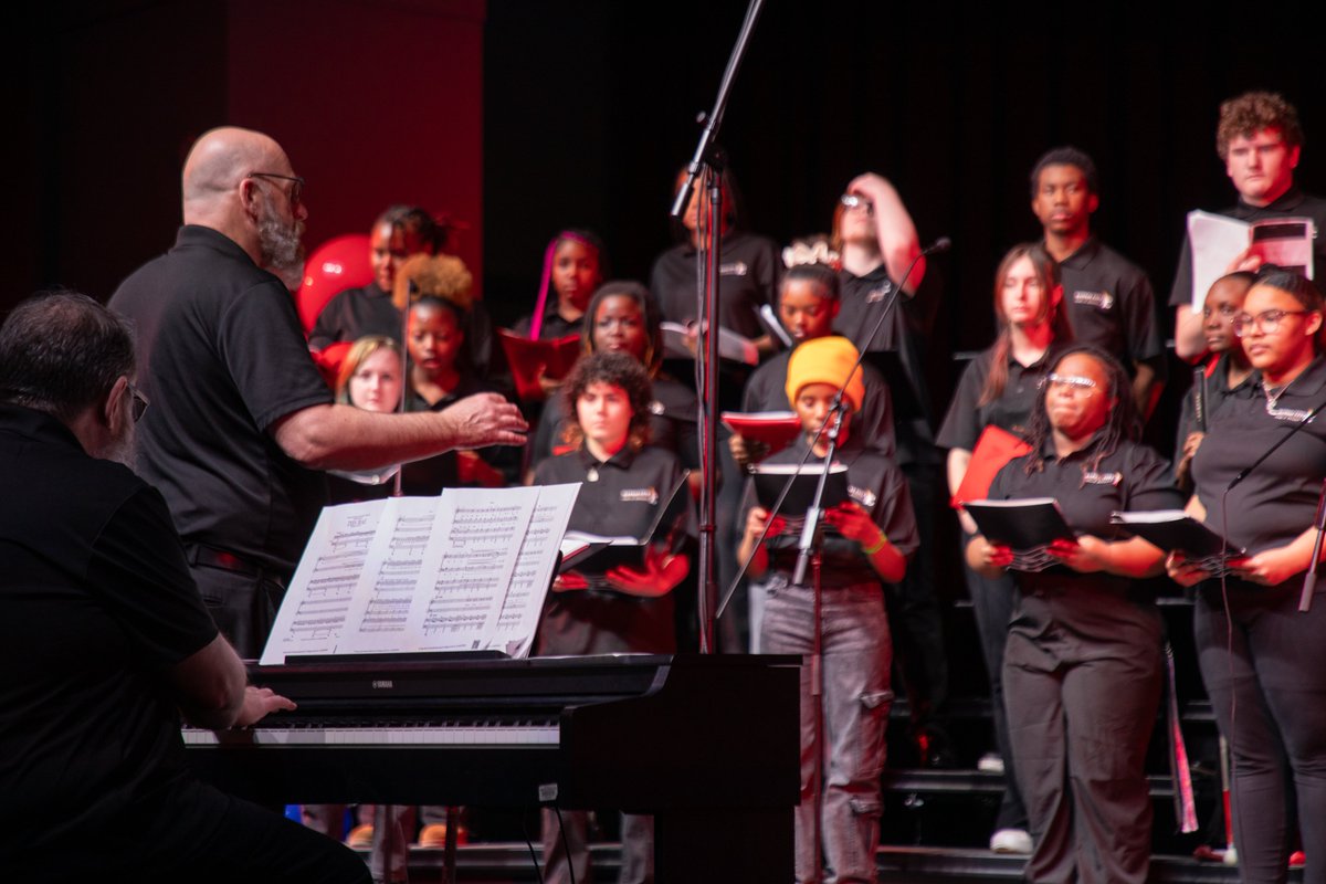 kcpublicschools's tweet photo. Our Fine Arts Festival has been AMAZING, as we showed off our KCPS student art &amp; choir programs!

More soon from our band night (last night) and orchestra night (tonight!).

5:30 nightly at @KCPS_Paseo!

Student Art: https://t.co/DIMYTKiIfM 
Choirs: https://t.co/nysa4LBaDN https://t.co/b9hxRjj6S6