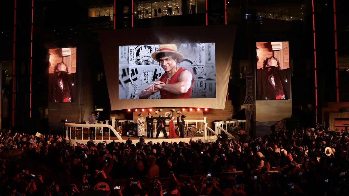 Eiichiro_Staff's tweet photo. 【来てくれてありがとう！】

実写版『#ONEPIECE』シーズン2
試写会＆ファンイベントへ
ご来場ありがとうございました🏴‍☠️

大盛り上がりのステージ＆
レッドカーペットの様子がこちら！

改めましてシーズン2は
3.10(火)Netflixで配信開始です！
あと5日🖐️！！！

#実写のワンピ
#ネトフリワンピ https://t.co/bUPkzUTNRu