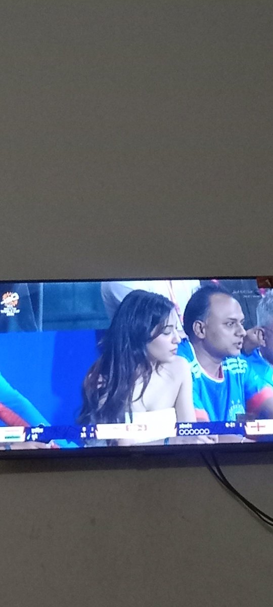 Bhajjee29's tweet photo. Funny 🤣🤣 cricket 🏏🏏 
195/4 #ENGvsIND #INDvsENG #T20WorldCup https://t.co/61uV2NDeLj