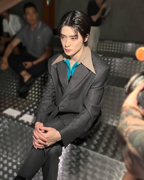 : หลังจบงานแต่งเราจะแยกกันอยู่ คุณก็จะมีอิสระ

: ลินไม่เคยบอกว่าจะแยกกันอยู่

: ทำไม? คุณเกิดรักผมขึ้นมาหรอ เราแค่อยู่กันไปแบบนี้จนกว่าจะจัดการเรื่องมรดกเสร็จ หลังจากนั้นผมจะปล่อยคุณไปเอง อย่าคิดว่าคนอื่นเขาจะเชื่อหน้าซื่อจอมปลอมของคุณ แบบที่คุณย่าเชื่อ