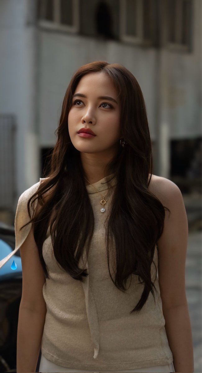 Rough Translation:

At The ysl event,I was standing on the 3rd floor watching Freen. Some people walked over,stood looking at the screen,and started talking like: "that's Namsai right?"

"Damn,Namsai is super famous lollllll"😂😂😂

#ราคีTHESTAIN
#srchafreen