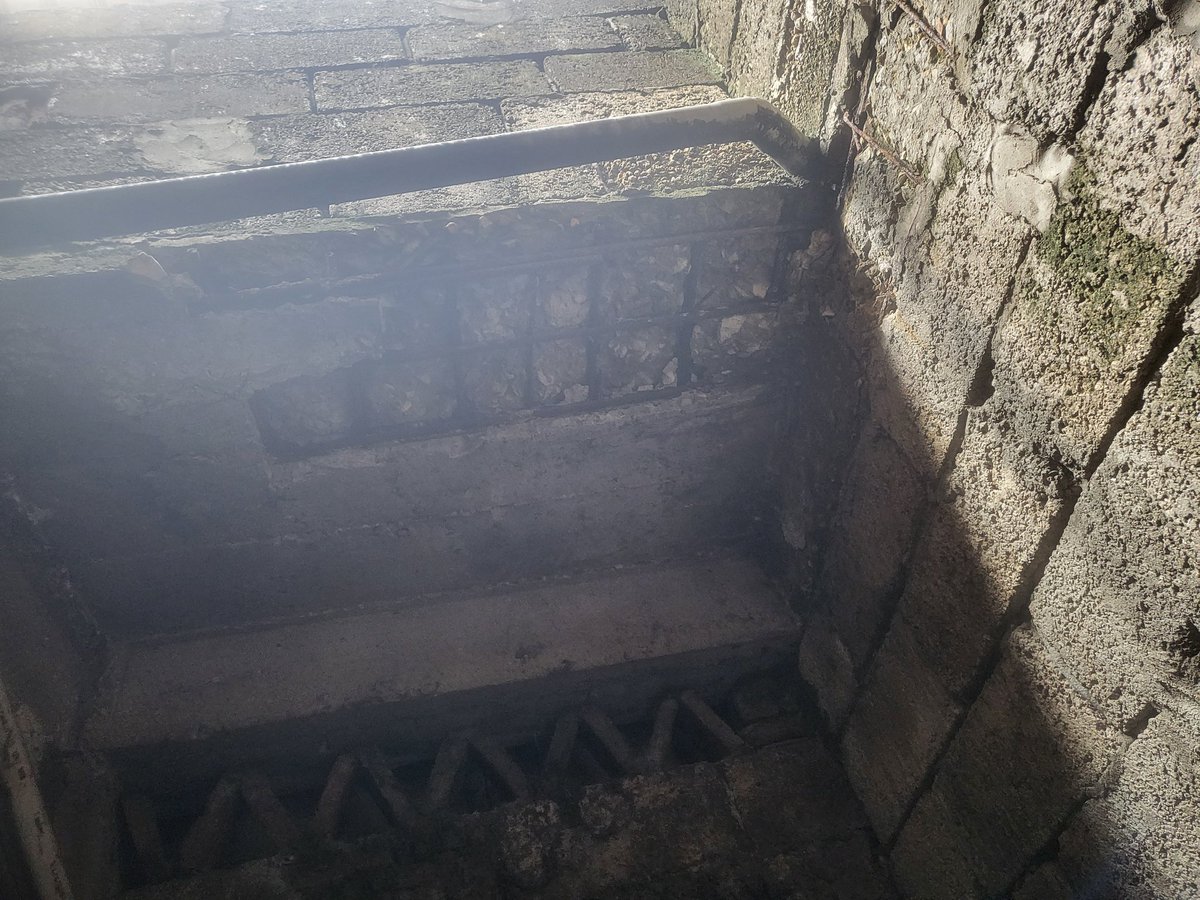 imazzini's tweet photo. Daño a propiedad y construcción chueca hacia mis predios cogiendo parte de mis predios, msj al municipio quiere que yo le de datos del dueño x no pueden hacer nada hago denuncia formal que intervenga cualquier autoridad @alcaldiagye @tctelevision @DEFENSORIAEC @Presidencia_Ec https://t.co/LxrgWOF3L6
