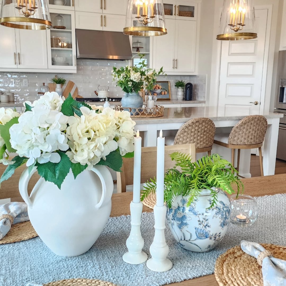 🌿 Spring Decorating Ideas with Florals &amp; Greenery 🌿

Spring is the perfect time to refresh your home with farmhouse florals, greenery, and beautiful vases. Whether you love fresh blooms or realistic faux florals, layering different heights, textures, a… instagr.am/p/DVgbRS1Dir5/