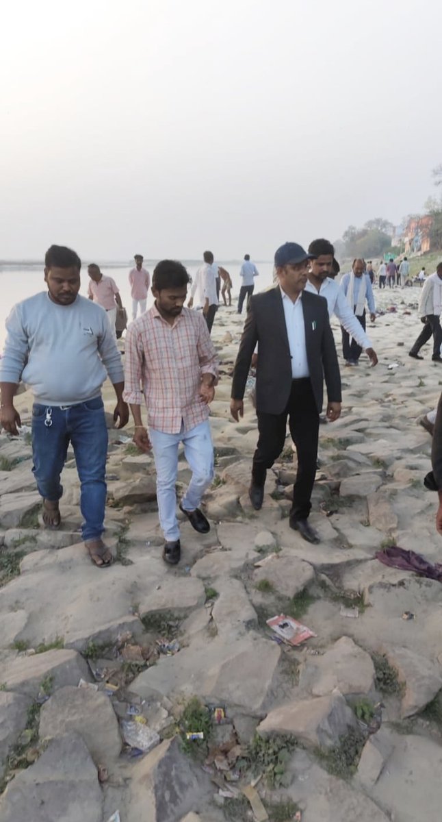 निवासी गोंडवा गदियाना ( गजोधरपुर ) गोरा बाजार,रायबरेली के प्रिय साथी भाई अजय यादव मुलायम सिंह यूथ बिग्रेड के जिला अध्यक्ष जी के पिताजी श्री अवधेश यादव जी की लंबी बीमारी के चलते आज उनके निधन हो गया था!
डलमऊ के गंगा घाट पहुंचकर परिजनों के प्रति अपनी शोक संवेदना व्यक्त किया..!!