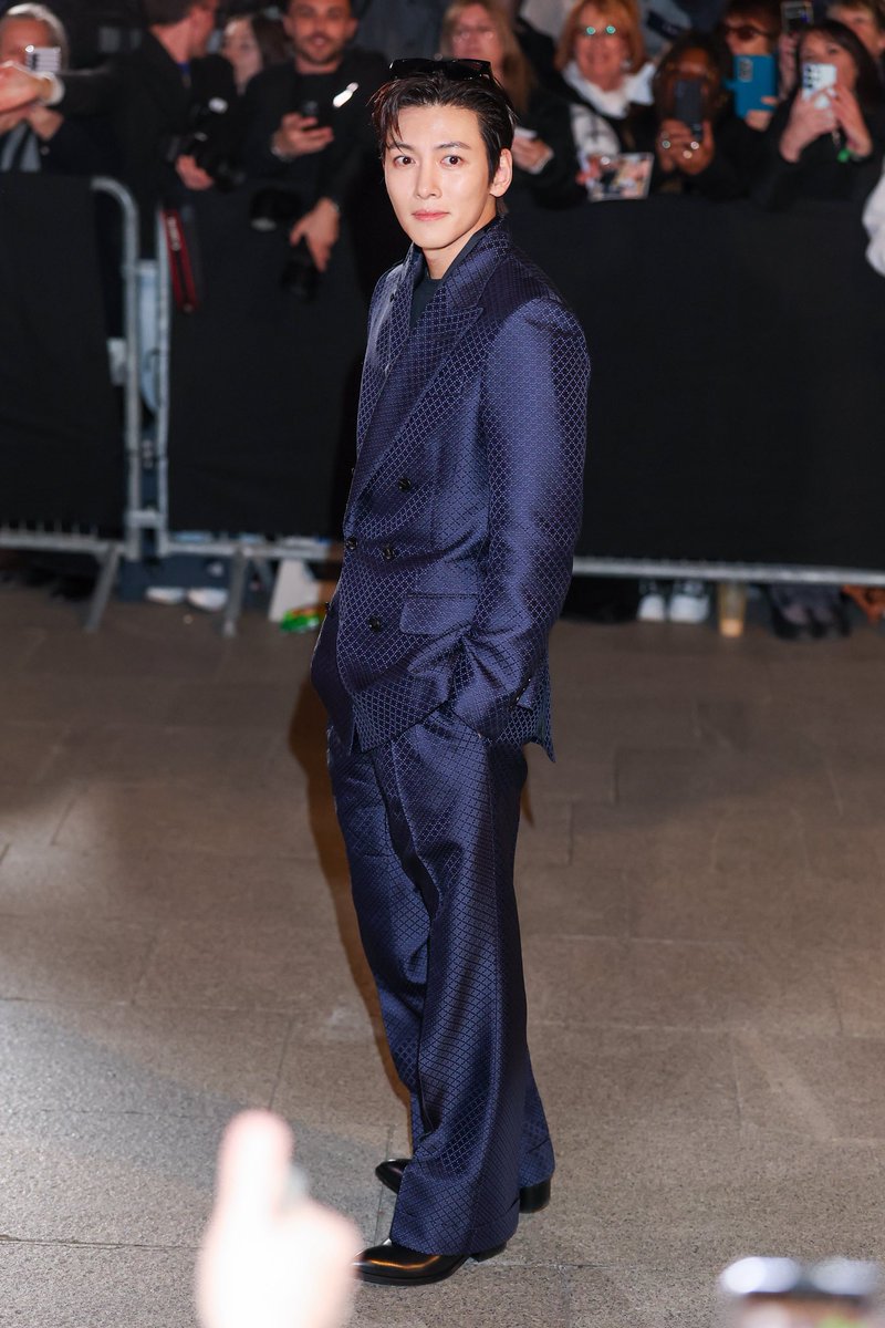 MTVUK's tweet photo. Ji Chang-wook looking incredible at the Tom Ford show for Paris Fashion Week 🥵
#JiChangwook #PFW #TomFord https://t.co/9cYLVzmURR