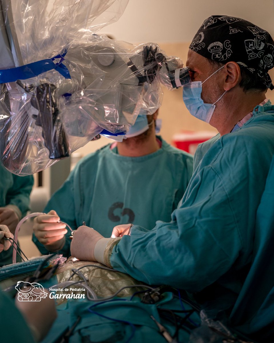 Neurocirujanos extirparon un tumor cerebral a un paciente de cinco años en una intervención compleja y poco frecuente en niños. La operación requirió monitoreo electrofisiológico, uso de microscopio 3D y asistencia endoscópica para el control de los nervios craneales.  

El