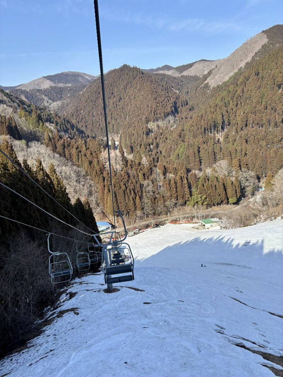 chairliftmaniac's tweet photo. 振子沢第1ペア乗車しながら後ろを向いて撮影してみましたが、やっぱりなかなかの急斜面感はあると思ってます。 https://t.co/tNwMSjgl9l