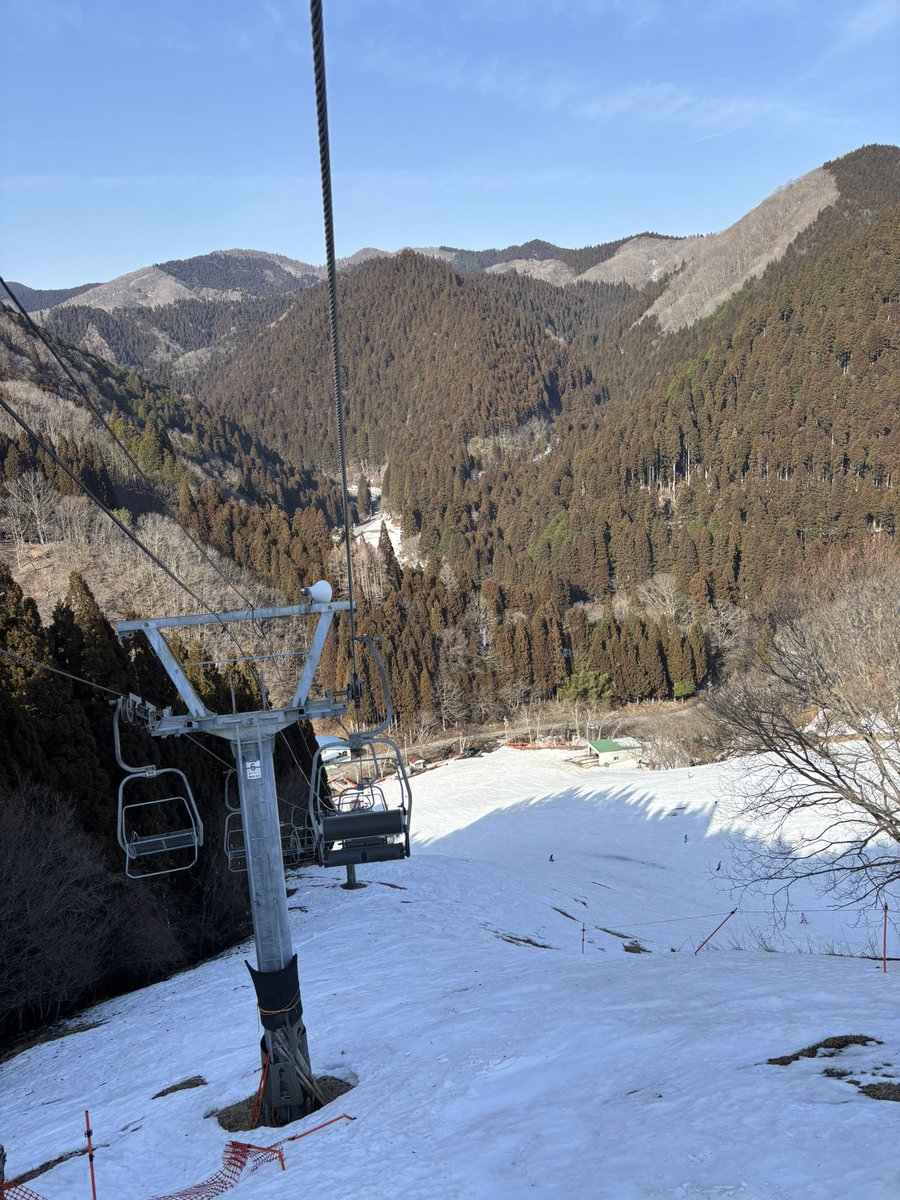 chairliftmaniac's tweet photo. 振子沢第1ペア乗車しながら後ろを向いて撮影してみましたが、やっぱりなかなかの急斜面感はあると思ってます。 https://t.co/tNwMSjgl9l
