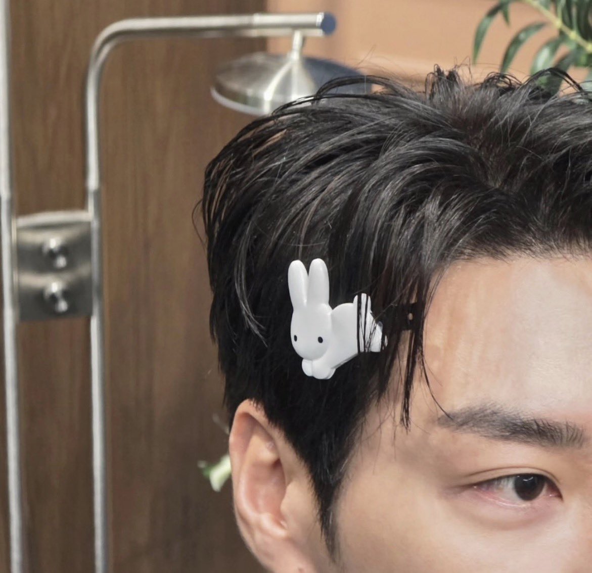 이것도
너닮았드라하면서 
규진이 폰보면서 지도 찾고 있을때
문백은 요런거 찍어놓음 
잠시 촬영으로 잠깐 헤어질때 
메컵실에서 뜨금없는 토끼핀에  
규진이 생각나서 찍은거